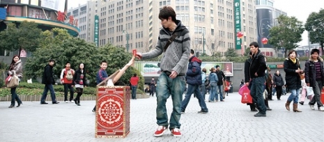 Box via <a href="http://www.designtaxi.com/news/33140/Yoga-Instructor-Squeezes-into-Box-to-Promote-Club/?page=2">designtaxi</a>